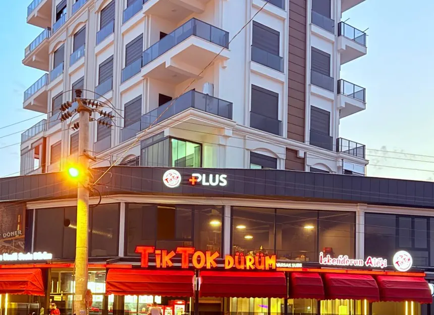 Gün batımında kırmızı tenteli TikTok Dürüm cephesi