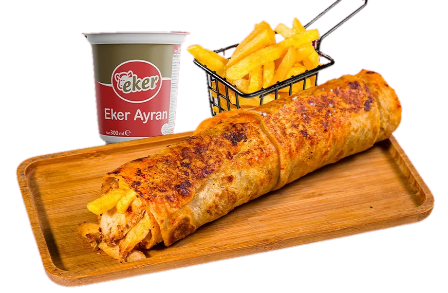 Tahta sunumda soslu tavuk dürüm, yanında patates kızartması ve ayran